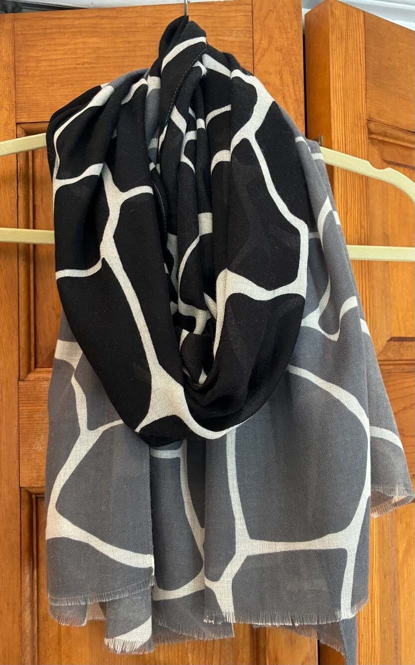 Unbranded Black Gray Giraffe Print Scarf